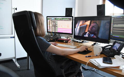 Editing-Studentin schneidet ihren Kurzfilm