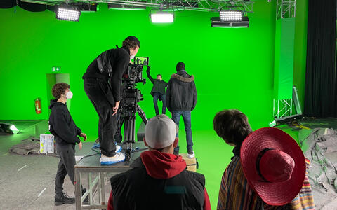 Studierende drehen vor Green Screen 