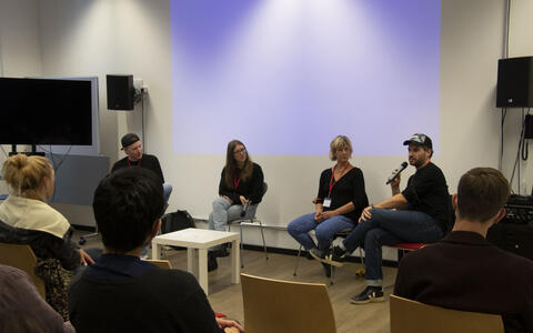 Alumni-Talk über Regie mit Kai Kreuser, Antonia Uhl, Fachbereichsleiterin Susanne Grüneklee und Alumnus Florian Ross