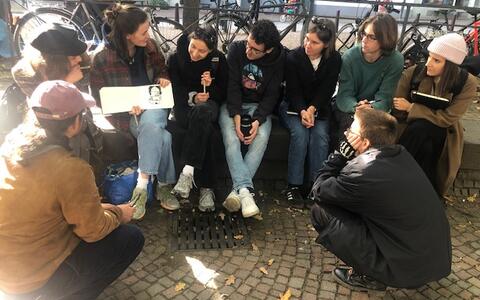 Die Studierenden sitzen zusammen und besprechen ihre Ergebnisse