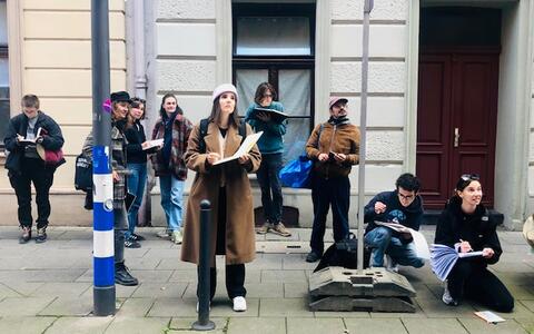Studierende stehen vor Gebäude und zeichnen, was sie sehen