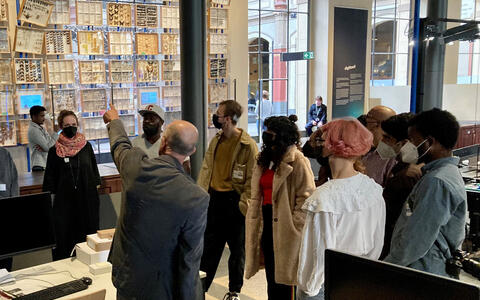 Bernhard Schurian presented some highlights of the collection and gave general information about the storage in collection drawers
