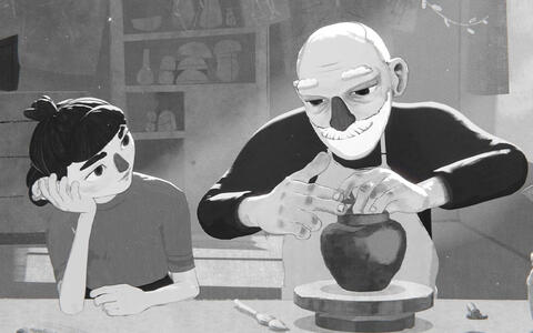 Still aus »Forget Me Not«. Ein älterer Mann und ein junges Mädchen beim Töpfern