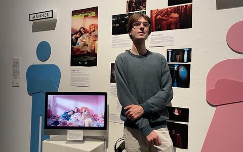 ifs-Alumnus Benedikt Runkel präsentiert das Szenenbild des Abschlussfilms »Genderf***kers«.