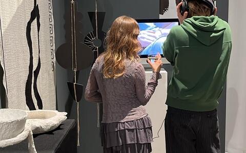 Noch bis zum 7. Dezember sind die Szenenbildarbeiten der Abschlussfilme der ifs-Alumni Zoe Lee Saba Krappen und Benedikt Runkel im Rahmen der Ausstellung des Kölner Design Preises im makkoeln zu sehen.