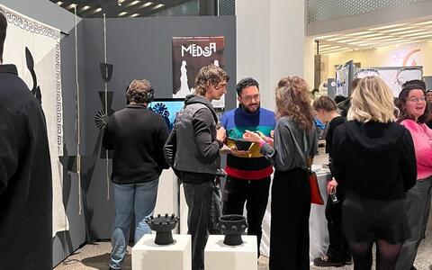 Noch bis zum 7. Dezember sind die Szenenbildarbeiten der Abschlussfilme der ifs-Alumni Zoe Lee Saba Krappen und Benedikt Runkel im Rahmen der Ausstellung des Kölner Design Preises im MAKK zu sehen.