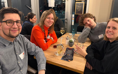 Vier Personen lächeln in die Kamera beim Alumnitreffen der ifs anlässlich der Berlinale 2026