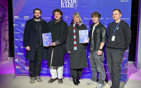 Die Preisträger-Teams des Kollaborativ-Awards bei Encourage vor der Fotowand