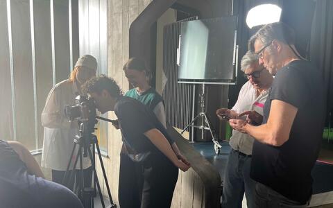 Praktische Fotografieübung der Szenenbildstudierenden mit Fotograf Detlev Schneider 