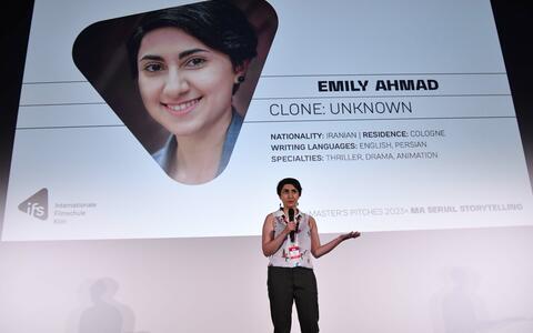 Emily Ahmad beim Abschlusspitch MA Serial Storytelling 2023