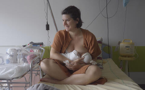 Stillende Frau im Krankenhausbett
