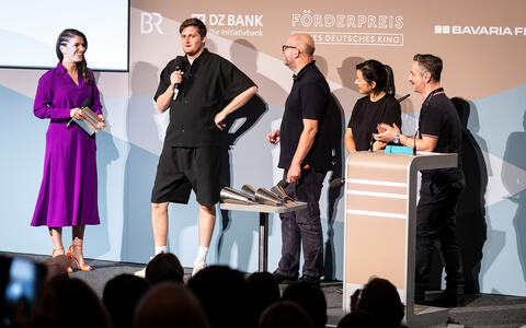 Für die „Beste Schauspielerische Leistung“ (10.000 Euro) wurde Atika Jumaih Bashiru für ihre Leistung im ifs-Abschlussfilm »O Chale« ausgezeichnet. Julius Nerlich (Produzent) nahm den Preis entgegen.