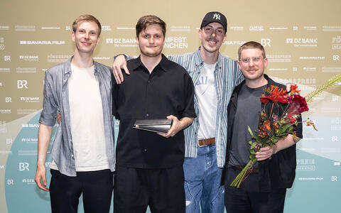 Das ifs-Team bei der Preisverleihung: Hannes Gabelmann (Editing), Julius Nerlich (Produzent), Jan Hendrik Lübbers (Drehbuchautor und Regisseur) und Jonas Thibaut (DoP)