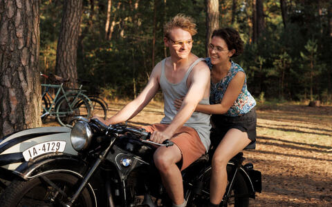 In Liebe Eure Hilde ifs filmschule Ein Mann und eine Frau auf einem Motorrad in einer sommerlichen Atmosphäre am Waldrand