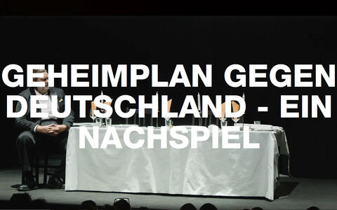Ein Mann sitzt auf einer Bühne an einem gedeckten Tisch. Auf dem Bild ist der Schriftzug "Geheimplan gegen Deutschland - Ein Nachspiel" in weiß
