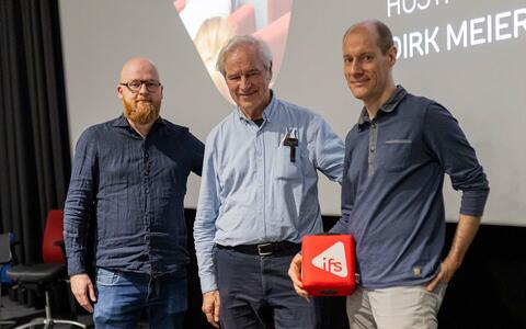 World-class colourist Laurens Orij (»All We Imagine as Light« Cannes Grand Prix 2024; »Close« Oscar nomination and Cannes Grand Prix 2023), international colour scientist Dr. Charles Poynton (Winner of the SMPTE’s David Sarnoff Gold Medal), and colourist and lecturer Dirk Meier.