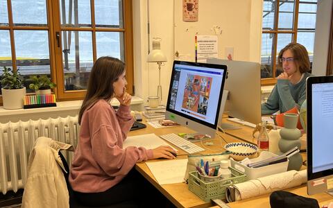 Die Szenenbildstudierenden recherchieren für ihre Moodboards