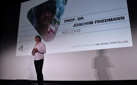 Prof. Dr. Joachim Friedmann beim Abschlusspitch MA Serial Storytelling