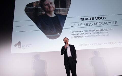 Malte Vogt beim Abschlusspitch MA Serial Storytelling
