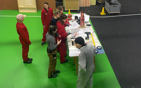 ifs-Studierende besprechen im ifs-Studio die Pläne für den Studiobau