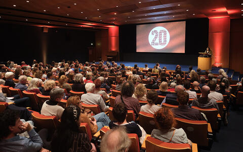 Ein gefüllter Kinosaal mit Blick auf die Leinwand
