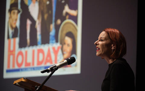 Eine Frau steht am Mikrofon