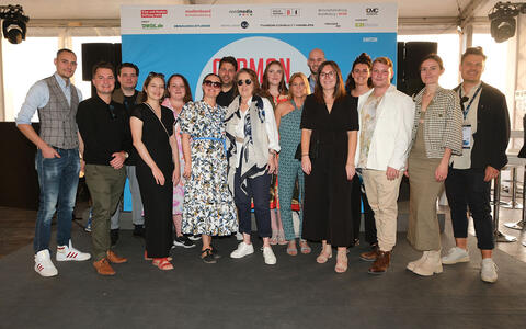 Prof. Jennifer Mival (2. v. l.) und der erste Jahrgang des MA Entertainment Producing auf Exkursion in mildem mediterranen Lichte auf der Mipcom in Cannes, dem  weltweit wichtigsten Branchen-Event für Entertainment-Content, hier beim German MIP Cocktail auf Einladung u.a. von der Film- und Medienstiftung NRW und dem Medienboard Berlin-Brandenburg.