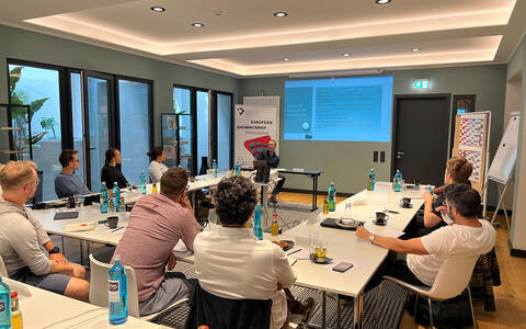 Dozent im Seminarraum mit den Workshopteilnehmer*innen.