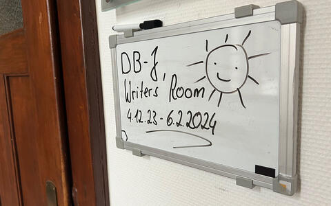 Das Foto zeigt das Türschild vom "Writers Room" der Drehbuchstudierenden aus dem BA Film.