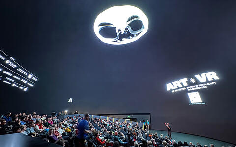 Kinosaal mit Fulldome Leinwand