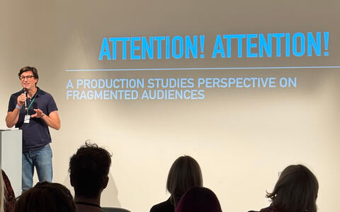 ifs Professor Frédéric Dubois hält eine Präsentation