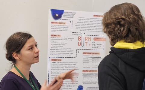 Eine Studentin präsentiert ein Poster