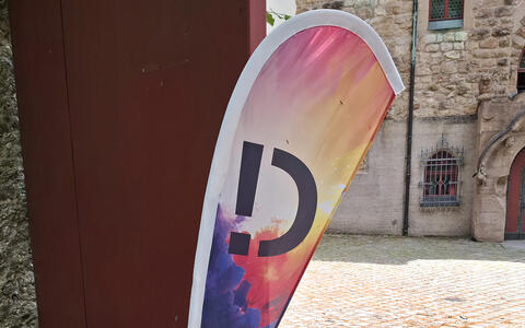 Beachflag mit Drehbuch Megatreff Logo auf der Burg Schwaneck