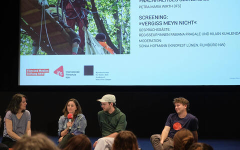 Moderatorin Sonja Hofmann und die Filmemacher*innen Fabiana Fragale, Kilian Kuhlendahl und Jens Mühlhoff sitzen zum Filmgespräch auf der Bühne