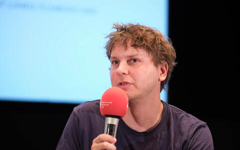 Jens Mühlhoff mit Mikrofon beim Filmgespräch