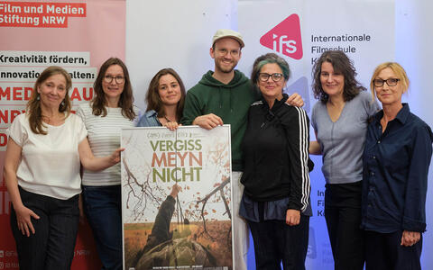 Gruppenfoto von Vertreter*innen der Organisator*innen der Veranstaltung "Wie wir Filme fürs Klima machen"