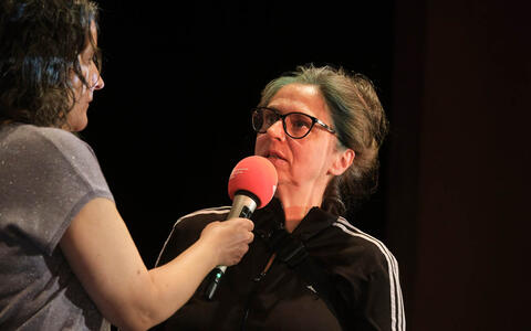 Petra Maria Wirth (Szenenbild-Department der ifs) im Gespräch mit Moderatorin Sonja Hofmann
