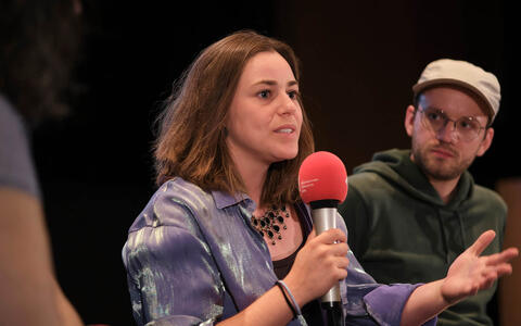 Fabiana Fragale mit Mikrofon beim Filmgespräch