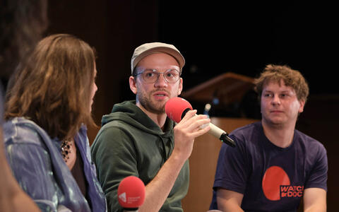 Kilian Kuhlendahl mit Mikrofon beim Filmgespräch