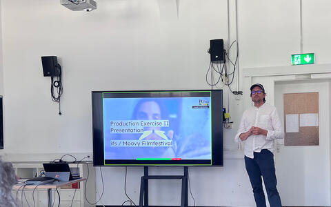 Ein Mitarbeiter des Moovy Tanzfilmfestivals hält eine Präsentation
