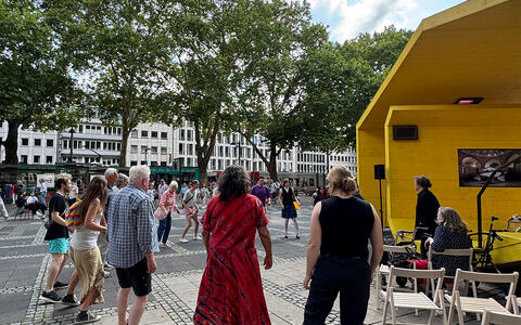MA Digital Narratives Studierende tanzen mit Passanten am Neumarkt in Köln