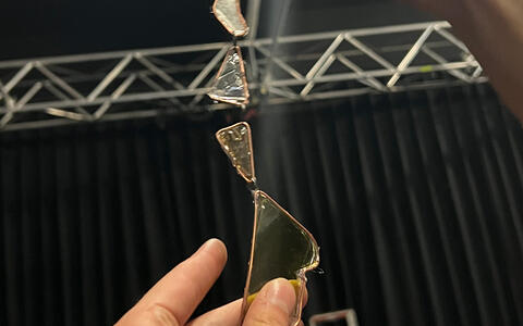 Kette aus Altglas und Draht
