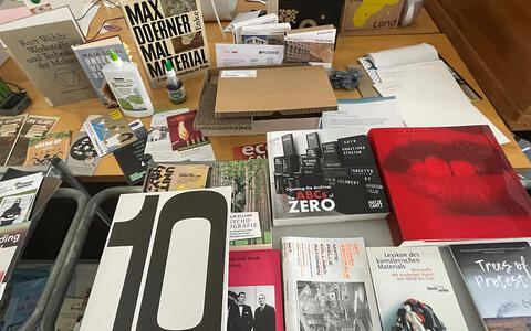 Tisch mit Materialien und Büchern