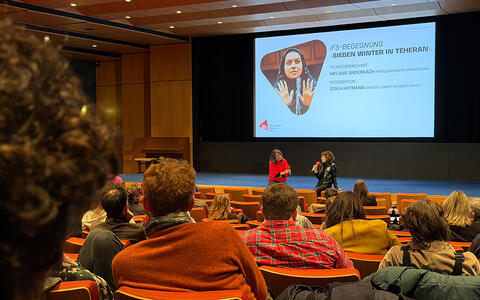 Blick aus dem Publikum auf das Gespräch zwischen Moderatorin Sonja Hofmann und ifs-Professorin Melanie Andernach