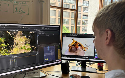 Ein junger Mann sitzt vor einem PC und arbeitet mit einer VFX-Software.