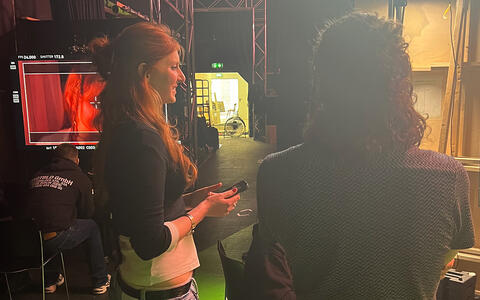 Studierende besprechen sich am Set