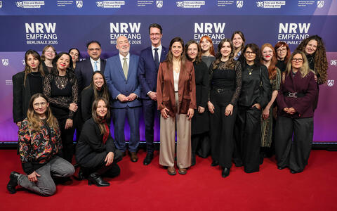 Teilnehmerinnen des Female Leadership Programme mit NRW-Ministerpräsident Hendrik Wüst und dem israelischen Botschafter Ron Prosnor auf dem roten Teppich beim Berlinale-Empfang des Landes NRW und der Film- und Medienstiftung NRW