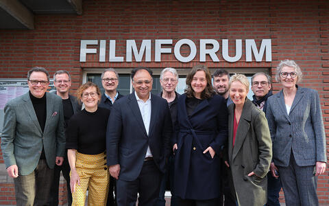 Gruppenfoto der Mitglieder des Filmforum NRW vor dessen Gebäude