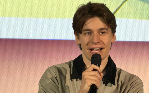 ifs-Student mit Mikrofon