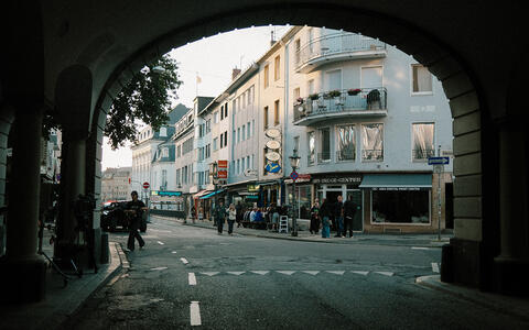 Blick durch einen Rundbogen auf eine Straße in Bonn.
